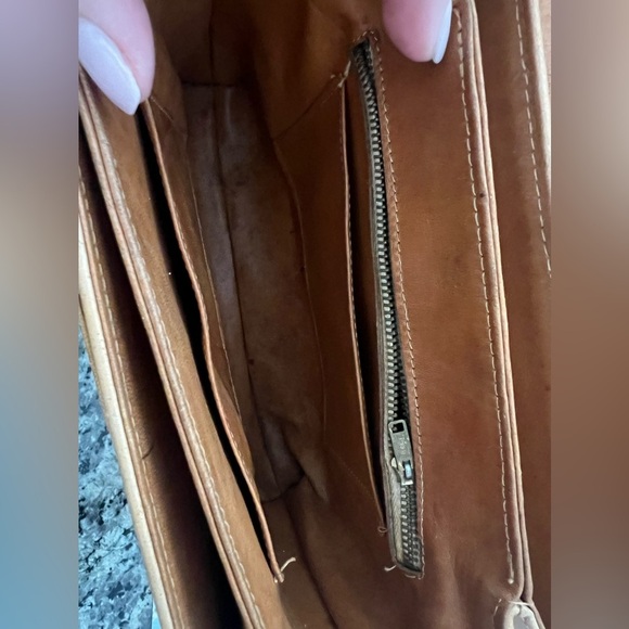 Elegant Tan Leather Shoulder Bag - Picture 6 of 6